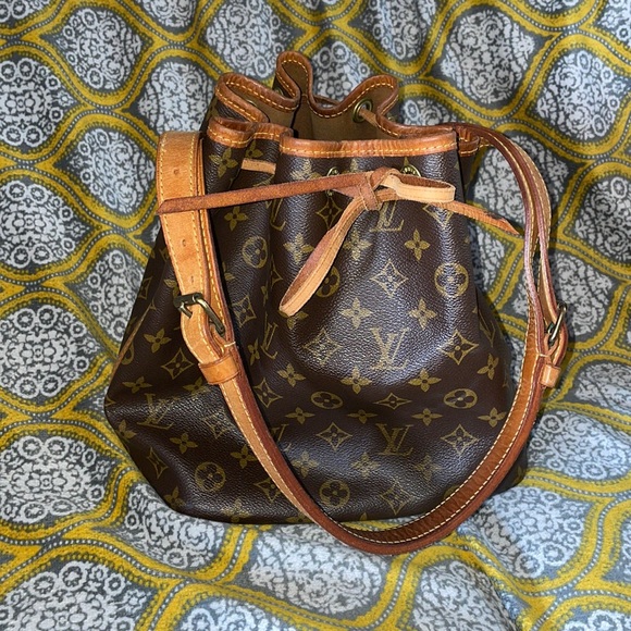 Louis Vuitton Handbags - Louis Vuitton bucket bag